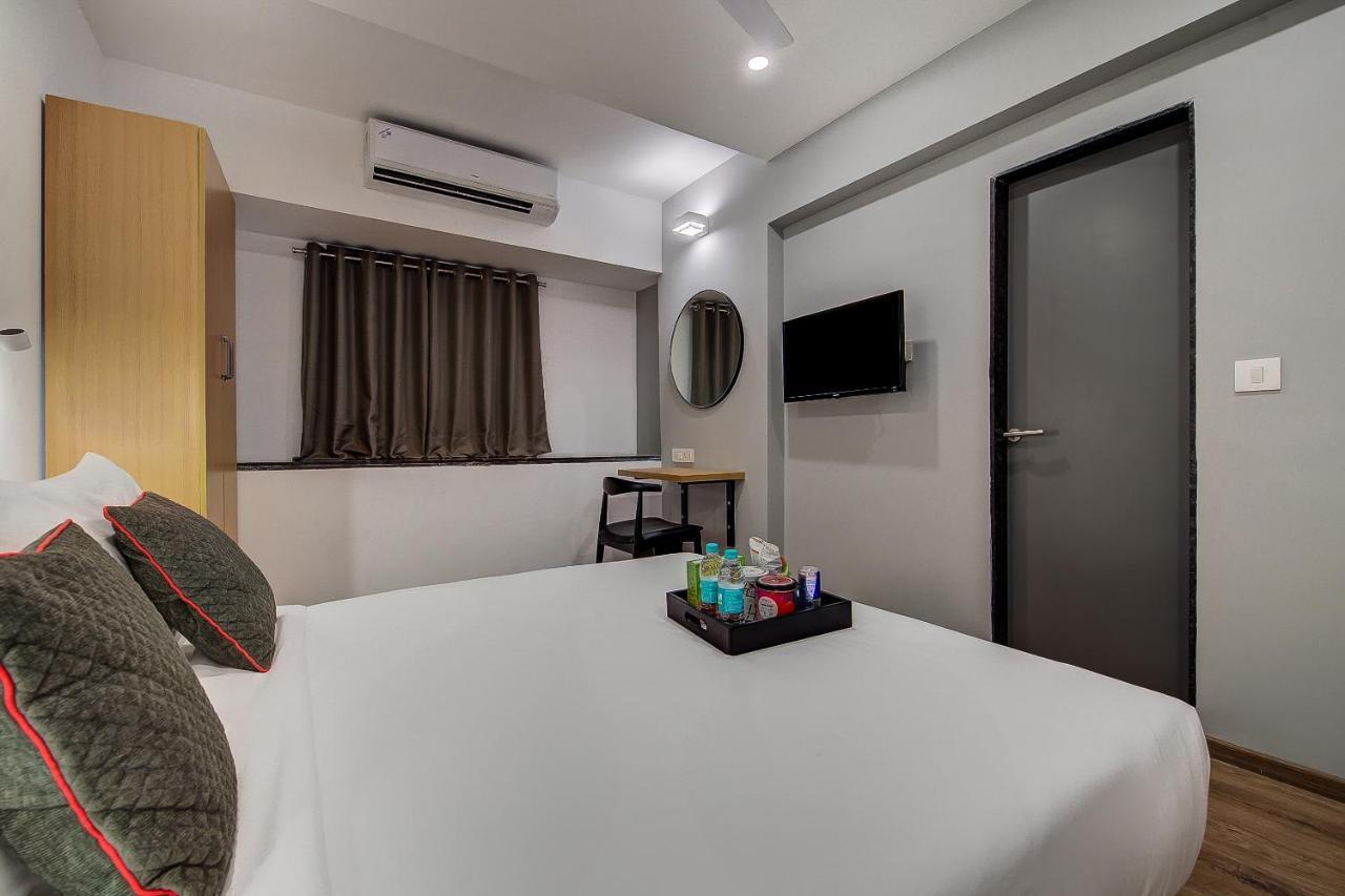 Hotel Unicontinental Мумбаи Экстерьер фото