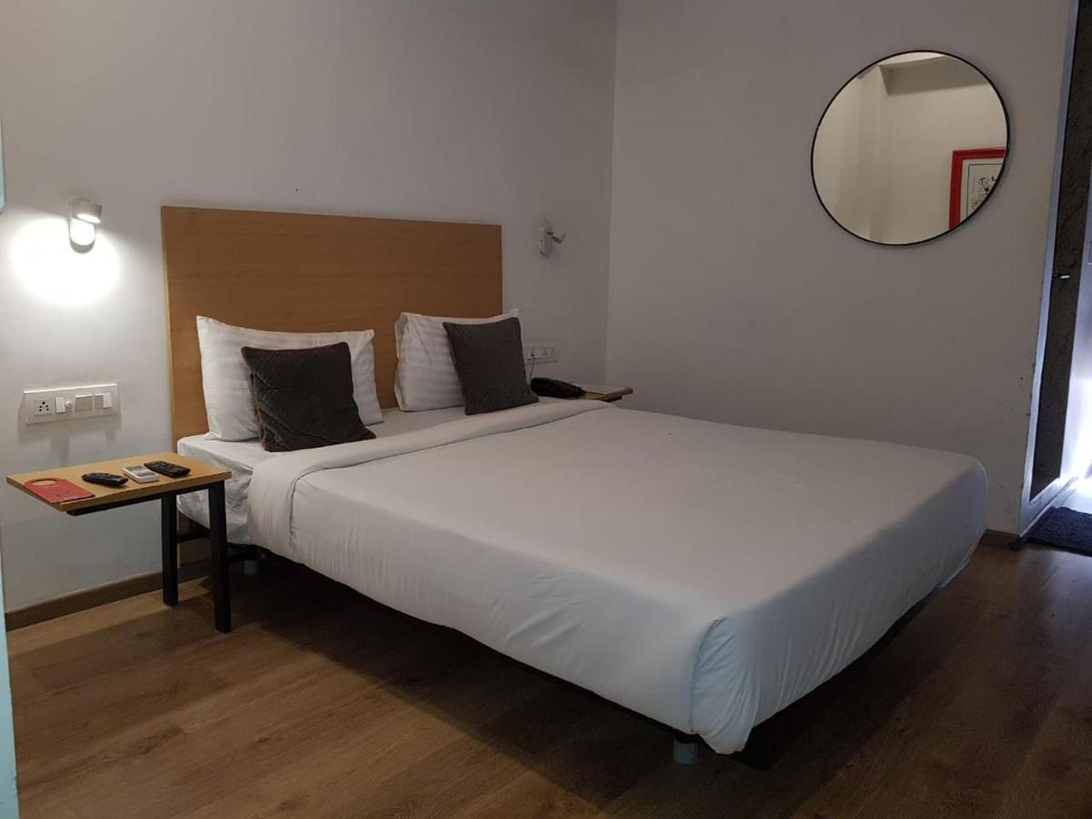 Hotel Unicontinental Мумбаи Экстерьер фото